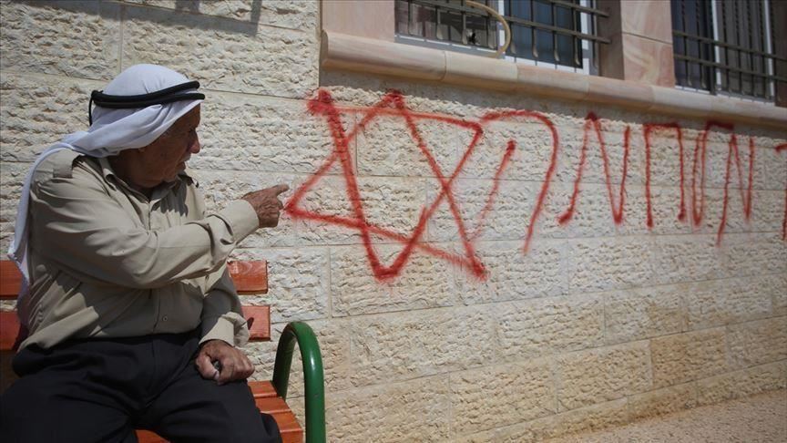 مستوطنون يخطّون شعارات مسيئة للنبي محمد والعرب