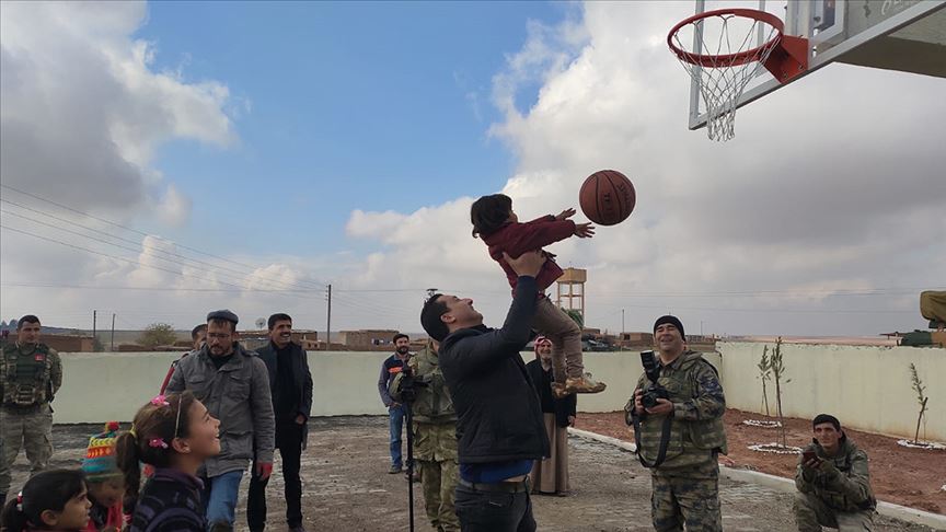 Barış Pınarı Harekatı bölgesindeki çocukların yüzü gülüyor