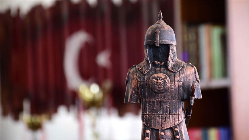 Sultan Alparslan'ın zırhı ve silahlarını mini heykellerle tanıtıyorlar