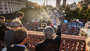 En su primer día de mandato el presidente de Argentina se reunió con su homólogo de Cuba