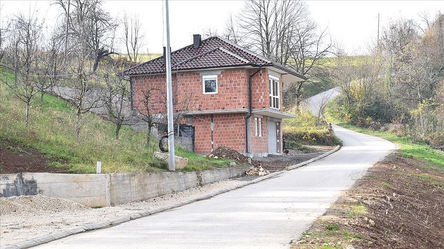 Emekli olacak imamlarının köyde kalması için imece usulü ev yaptılar