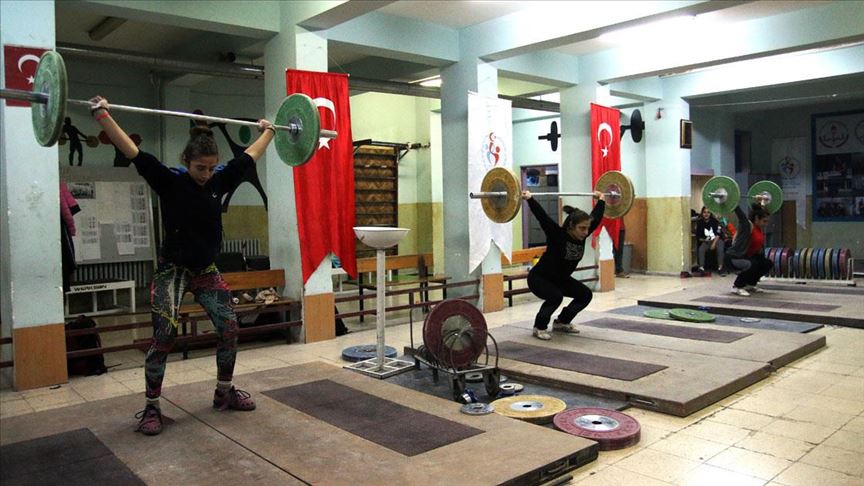 Halterci üç kız kardeşin gözü dünya şampiyonluğunda