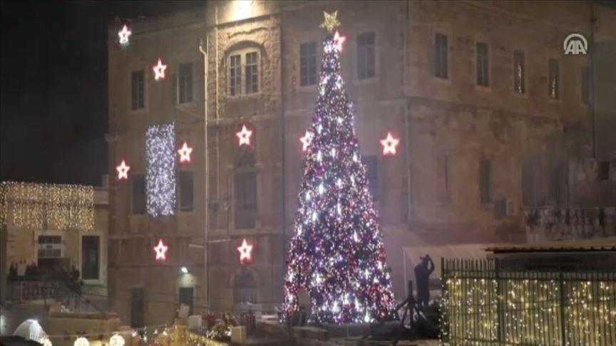 فلسطينيو القدس يضيئون شجرة الميلاد ويرددون أغاني وطنية
