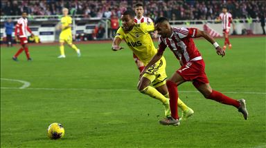 Sivasspor beat Fenerbahce 3-1, remain at top of Lig