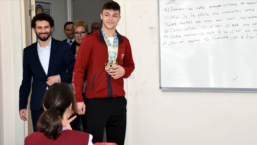 Avrupa şampiyonu milli halterci Hakan Şükrü Kurnaz, okulunda coşkuyla karşılandı