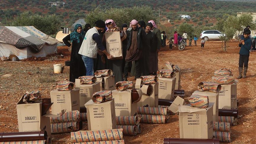 الإغاثة التركية تقدم مساعدات إنسانية لنازحين سوريين 