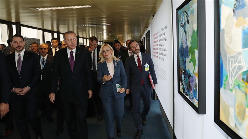 Cumhurbaşkanı Erdoğan, 'Hayat Devam Ediyor, Sanat Devam Ediyor' sergisini ziyaret etti