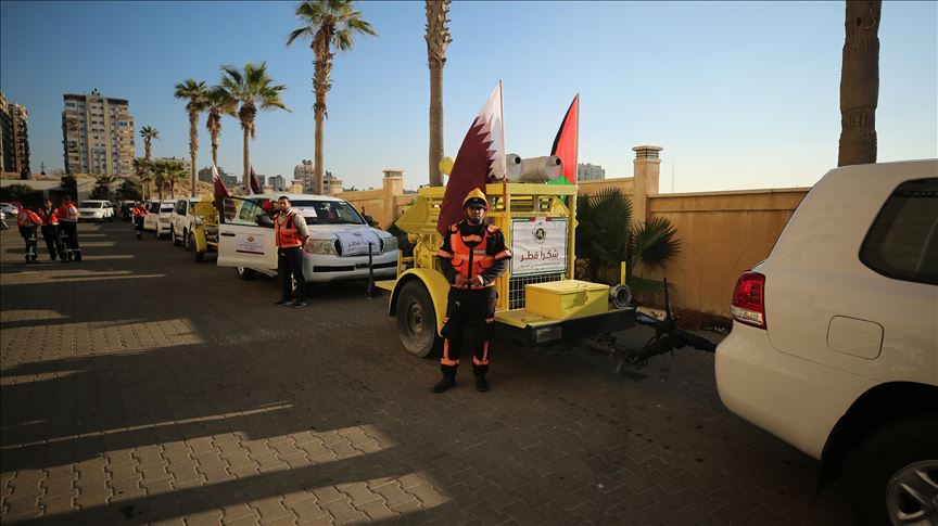 قطر تسلم مركبات ومعدات للدفاع المدني في غزة