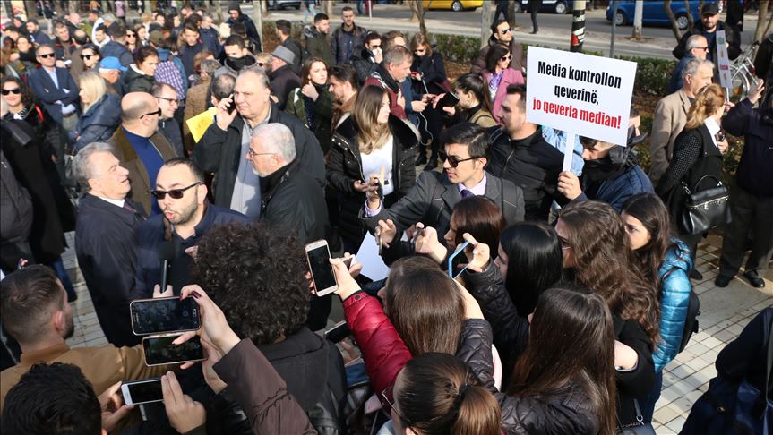 Shqipëri, protesë kundër “ndryshimeve ligjore për mediat”