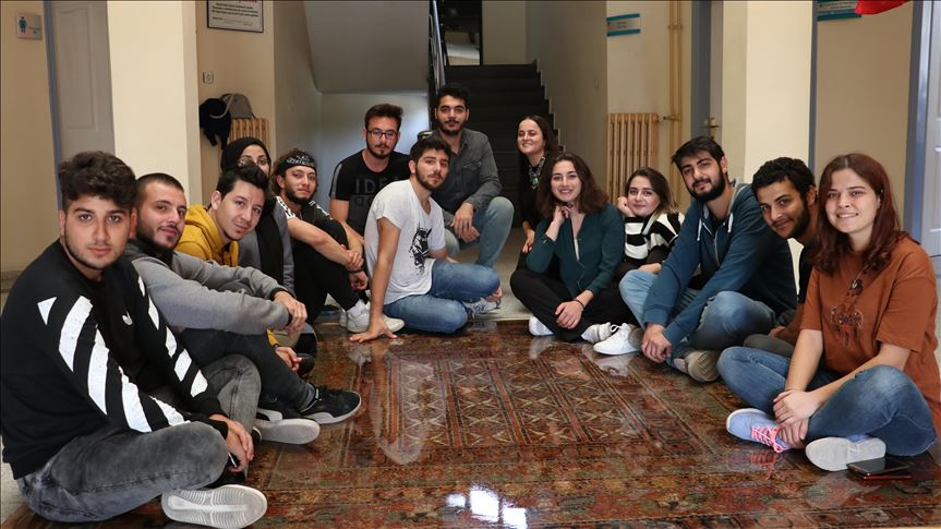 Estudiantes de Turquía replican primera alfombra turca conocida en la historia