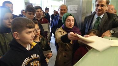 Öğrencilerin Mehmetçiğe yazdığı mektuplar mendillerin içinde yola çıktı