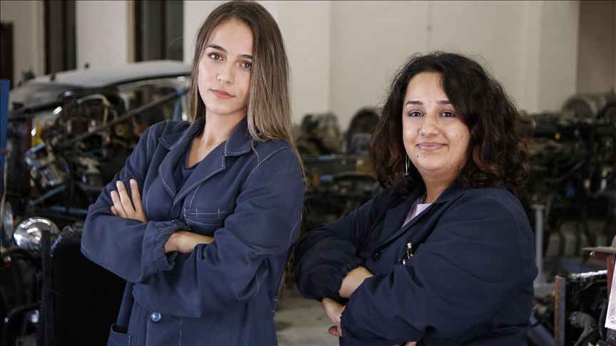 Otomobilin 'kadın ustaları' olabilmek için ter döküyorlar