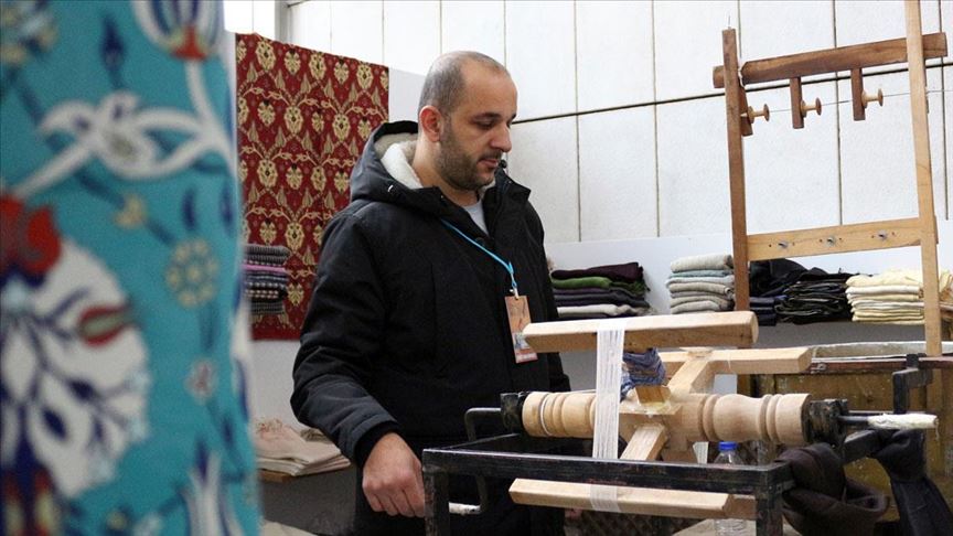 İpek üretimini sanatla ihracata dönüştürdü