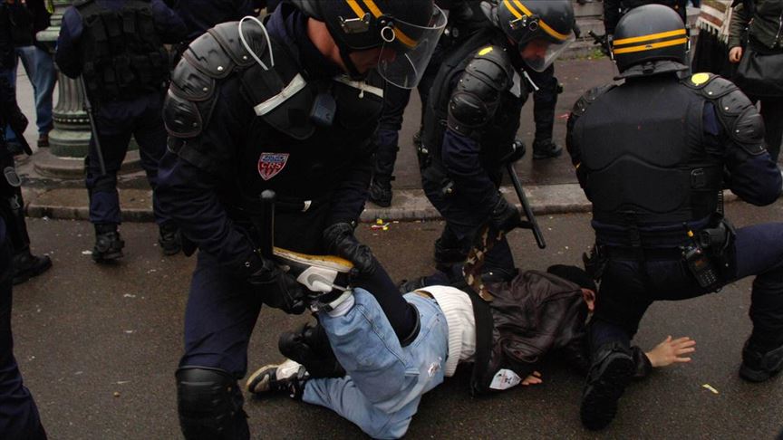 Fransa'da polise ilk kez sarı yelekliye şiddetten hapis cezası