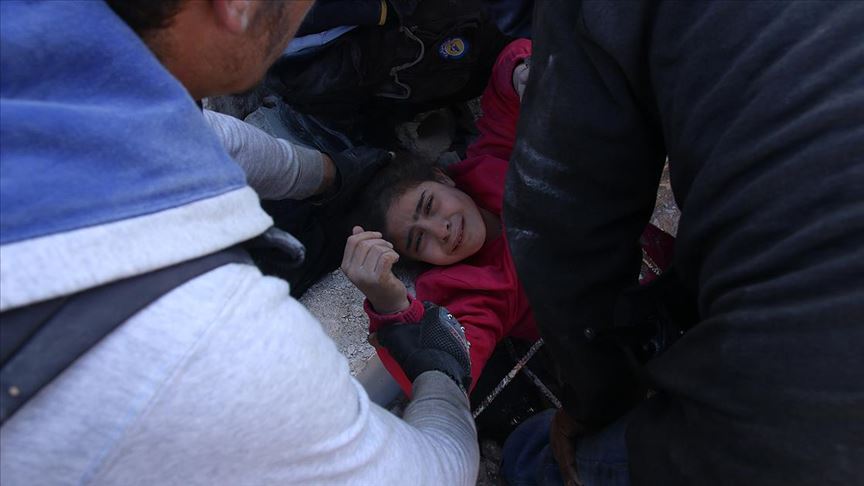 İdlib'de küçük kızın enkazdan çıkarılma anı AA kamerasına yansıdı
