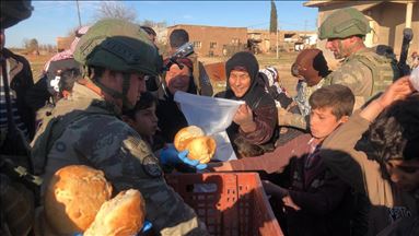Mehmetçik nanê xwe bi gundiyên Resûleynê ra parve dikin