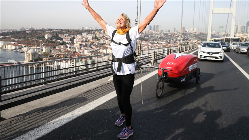 73-year-old British runner crosses Istanbul bridge