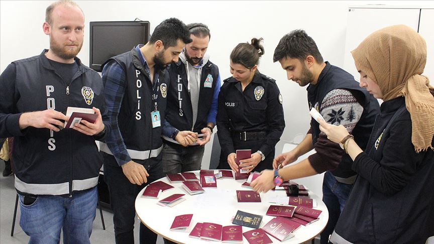İstanbul Havalimanı'nda sahte evrakla Fransa'ya gitmek isteyen 34 kişi yakalandı