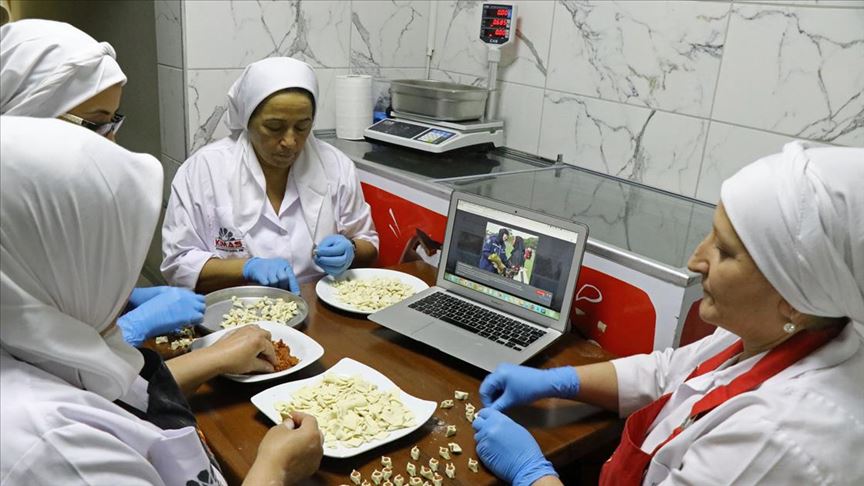 'Mantı bükenlerin' tercihi 'Teröre başörtülü yanıt' fotoğrafı oldu
