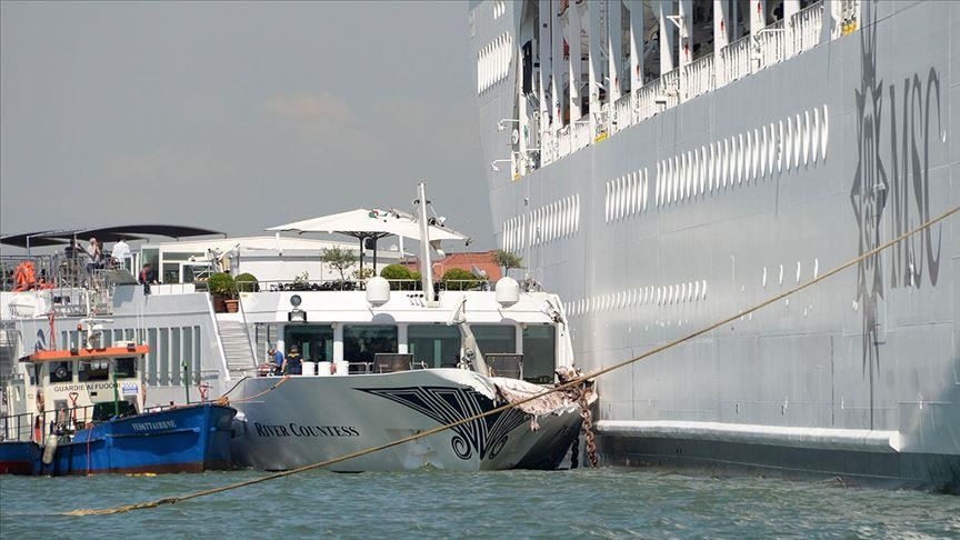 Carnival passenger ships crash in Mexico 