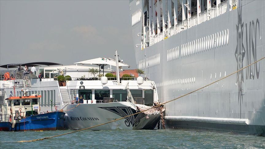Carnival passenger ships crash in Mexico