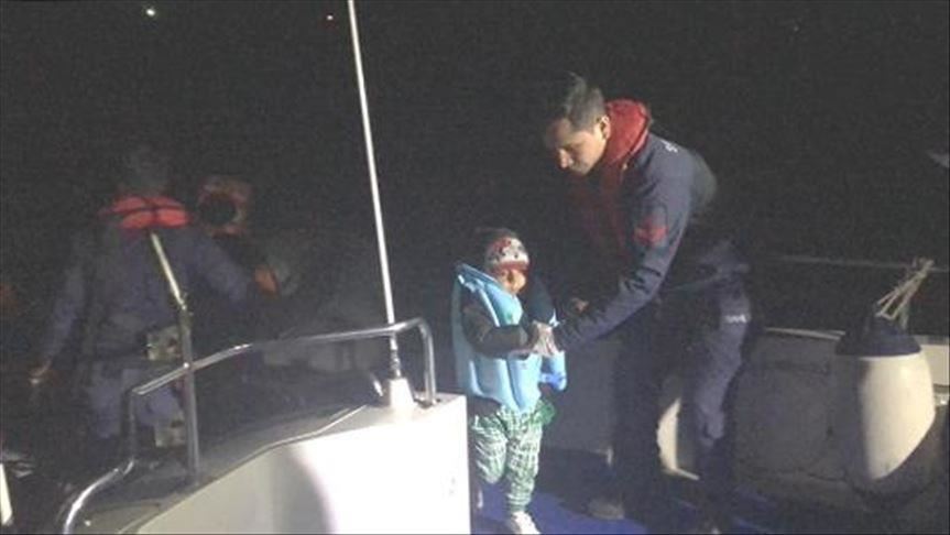 خفر السواحل التركي ينقذ 24 مهاجرا قبالة إزمير غربي البلاد