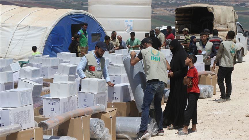 توزیع بسته‌های کمک‌های اولیه بین آوارگان سوری در ادلب توسط ترکیه