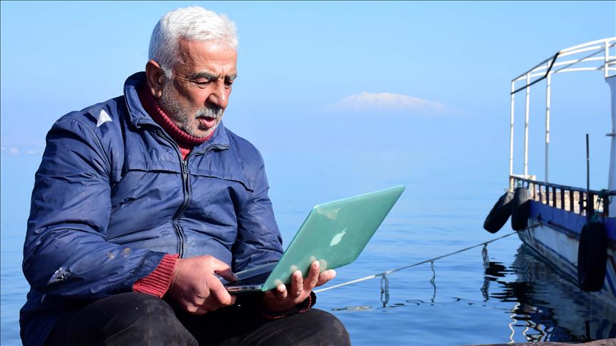 Turquie : un pêcheur du lac de Van vote au concours de la "Photo de l'Année" de l'AA