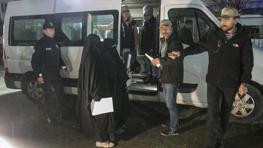 7 نساء من "داعش" يسلمن أنفسهن للأمن التركي