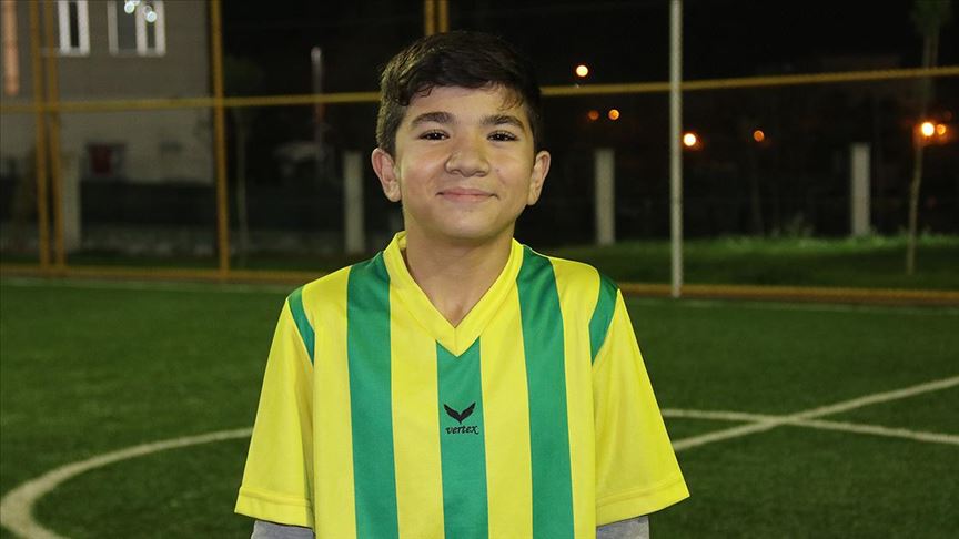 14 yaşındaki Muzaffer futbolla engelleri aştı