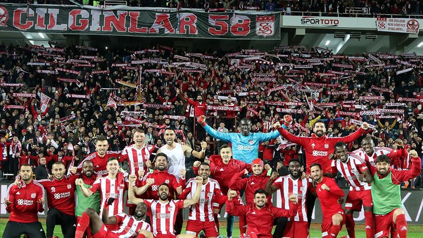 Lider Sivasspor'un '58 bilet' kampanyasına destek büyüyor
