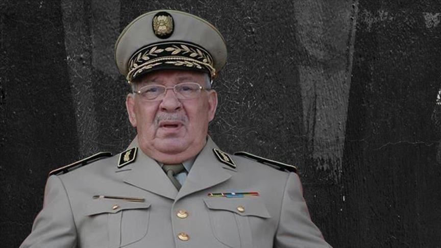 Algérie : Tebboune fond en larmes aux funérailles du général Gaïd Salah