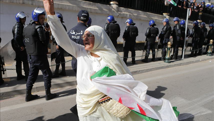 الجزائر.."ثورة ابتسامة" بـ2019 تنتظر حصادها بـ2020 (تقرير)