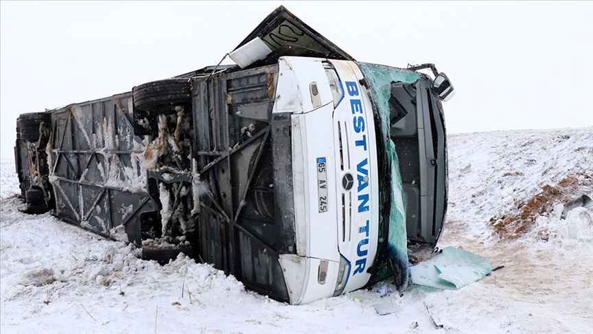 kayseri de yolcu otobusunun devrilmesi sonucu 23 kisi yaralandi