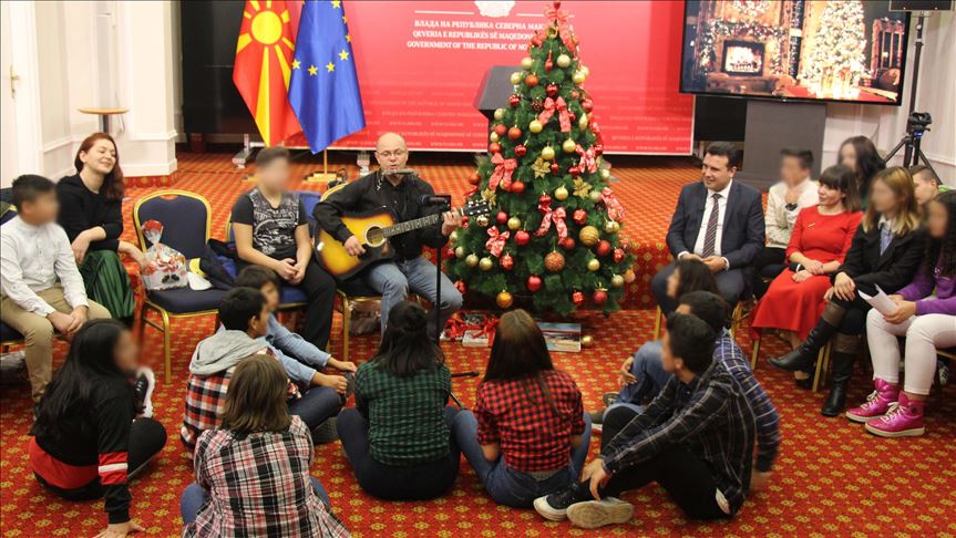 Shkup, Zaev ndan paketa me dhurata për fëmijët me rastin e Vitit të Ri 