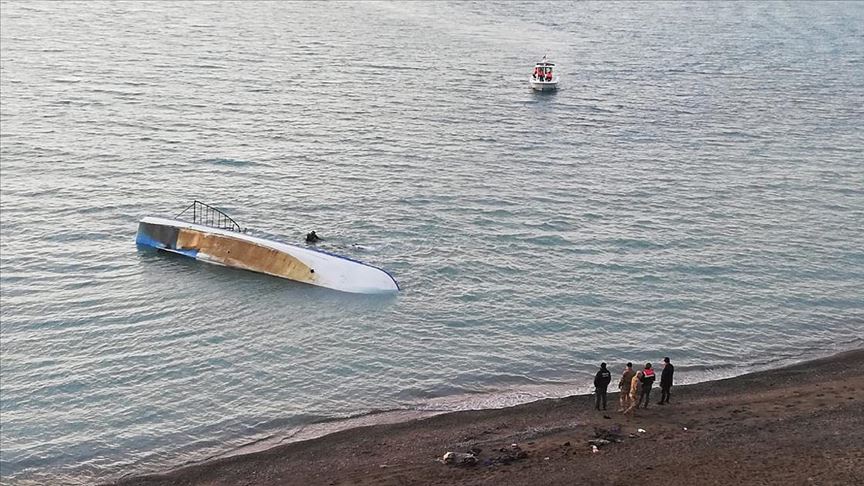 Van Gölü'nde düzensiz göçmenleri taşıyan tekne battı: 7 ölü