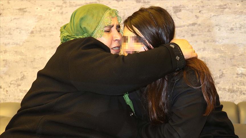 Hüsniye anne 5 yıllık hasretin ardından kızıyla kucaklaştı
