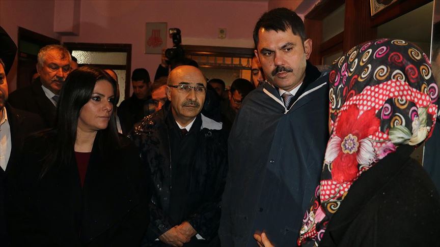 Bakan Kurum Adana'da sağanakta evleri zarar görenleri ziyaret etti