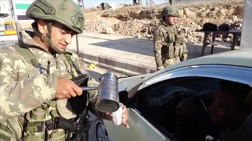 Syria: Turkish soldiers offer hot drinks at checkpoints