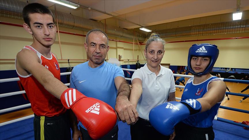 Antrenor Babanin Esi Hakem Cocuklari Boksor