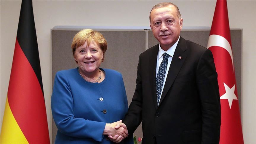 أردوغان وميركل يبحثان هاتفيا ملفي ليبيا وسوريا 