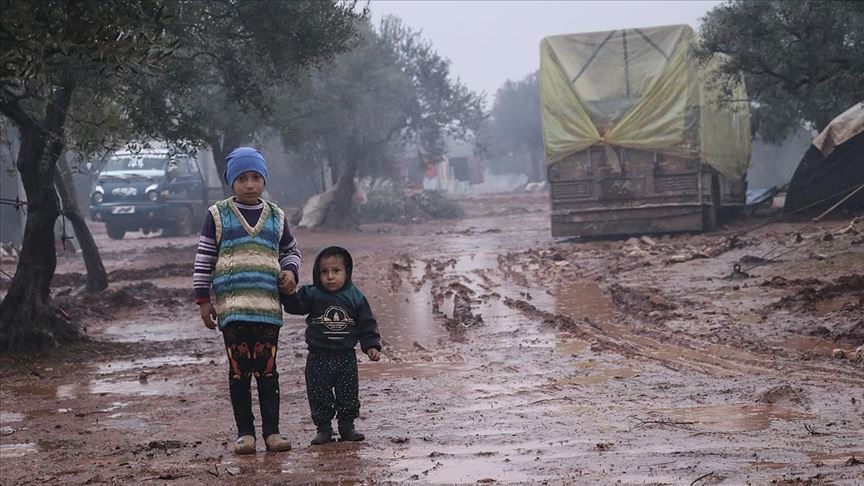 İdlib'den kaçan Suriyeliler zorlu kış şartlarında yaşam mücadelesi veriyor