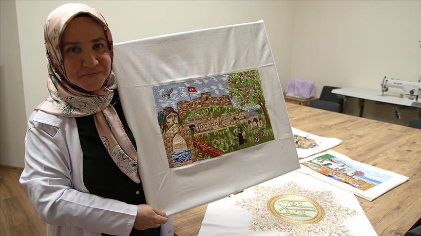 Nakış ustası iğne iplikle 'resim' yapıyor