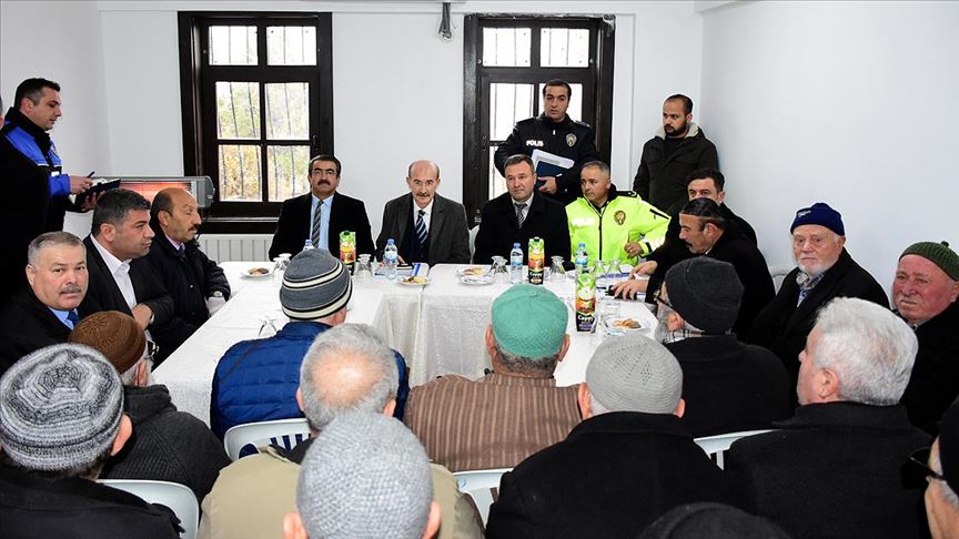 Mahalle mahalle, köy köy gezerek vatandaşların sorunlarını dinliyorlar