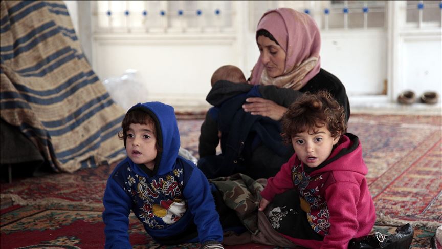 Syrian families take refuge in mosque from bombings