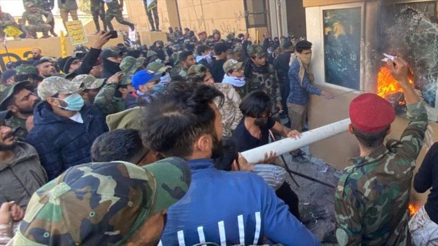Iraklı protestocular ABD'nin Bağdat Büyükelçiliği binasını basarak içeri girdi