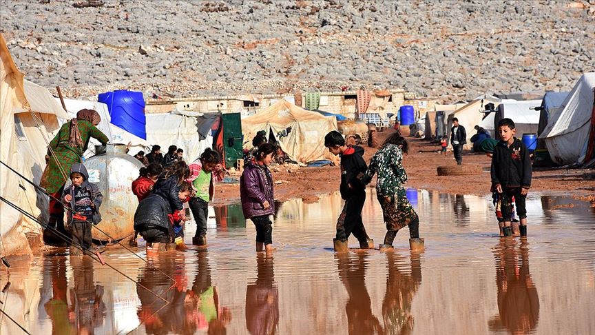 İdlib'de su ve çamur altında kalan kamp, yardım bekliyor