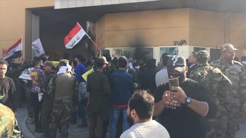 Manifestantes iraquíes intentan entrar a la embajada de Estados Unidos en Bagdad