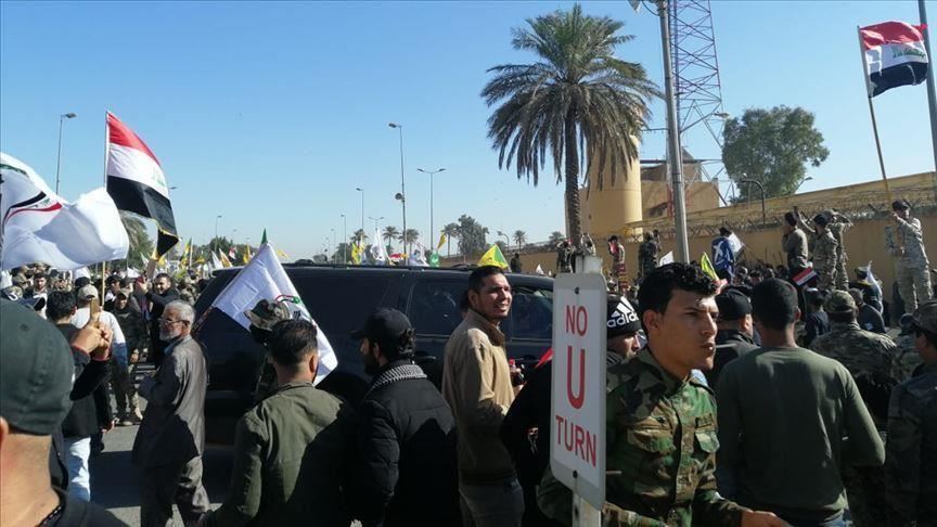 العراق.. إصابة 10 محتجين بالاختناق أمام السفارة الأمريكية