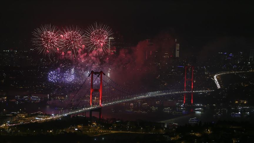 İstanbul yeni yıla 'ışıl ışıl' girdi 